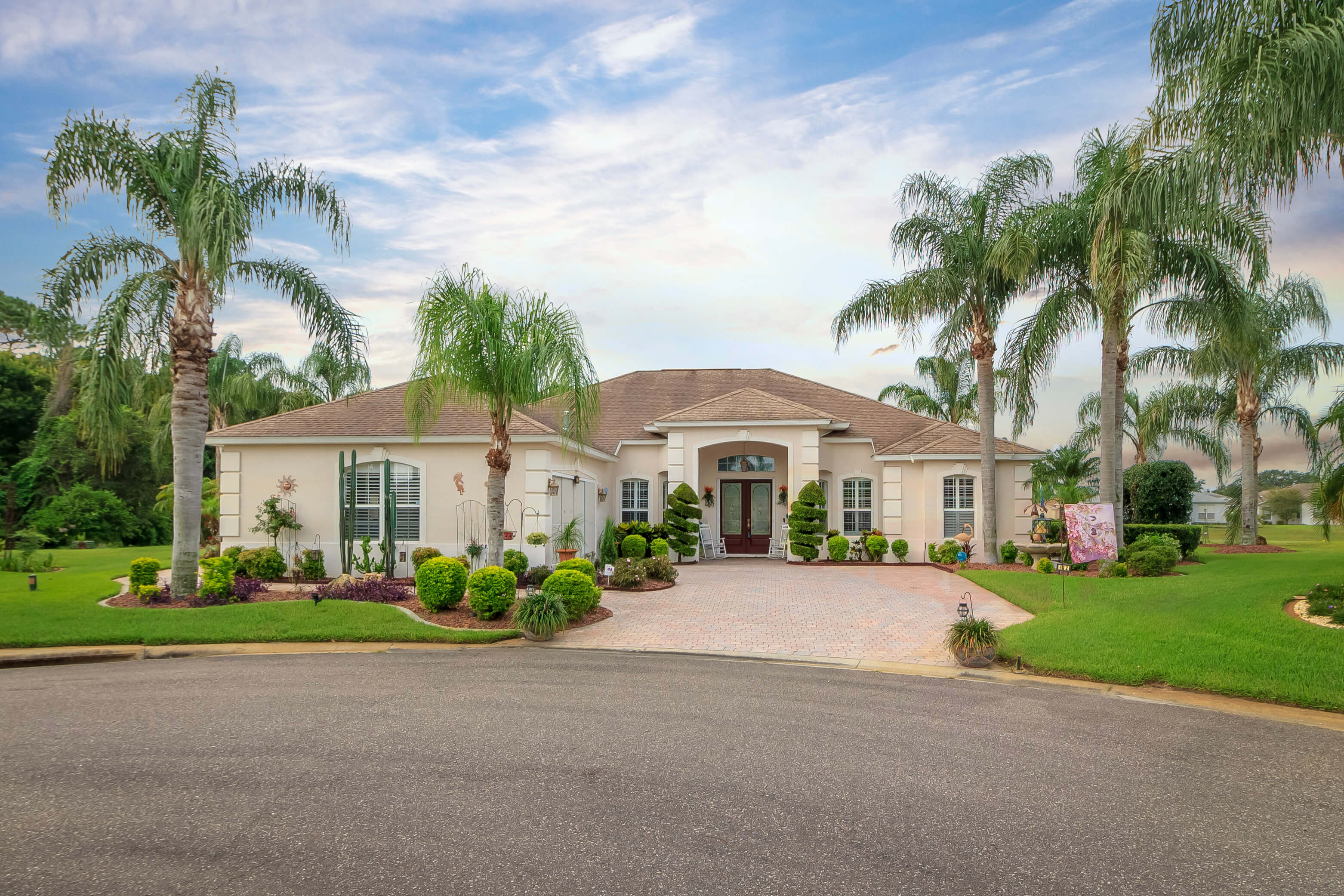 Florida home on cul de sac surrounded by palm trees and manicured landscaping, representing the need for reliable homeowners insurance coverage.